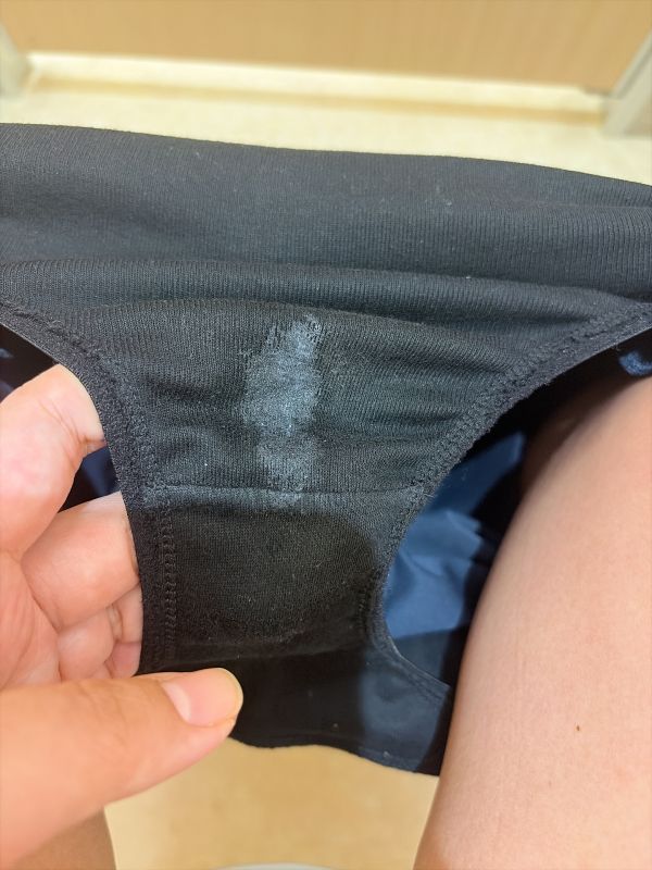 仕事中にエッチなこと考えてたらシミが出来ていました | 今日のパンツ見せて