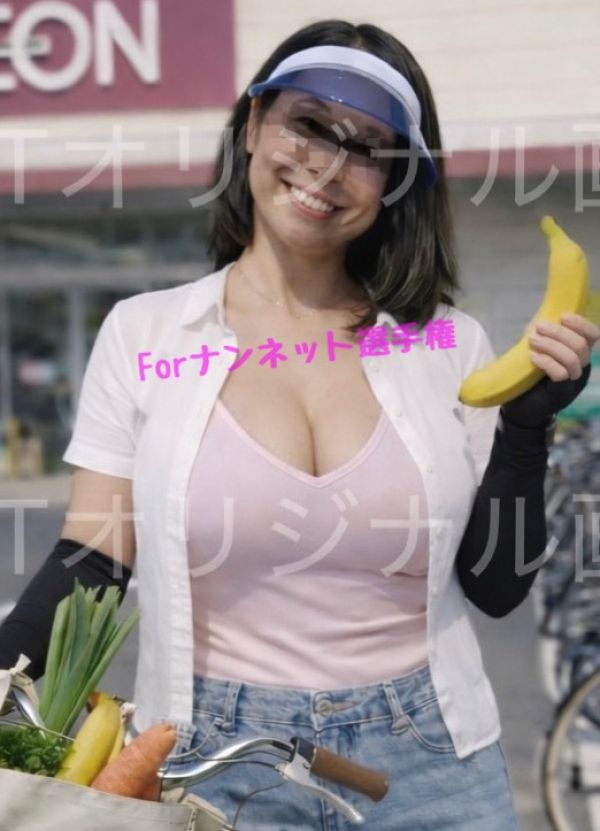スーパーで特大バナナGET!（本人の乳房です。プロフもお読みください。） | 脱いだときのギャップ選手権