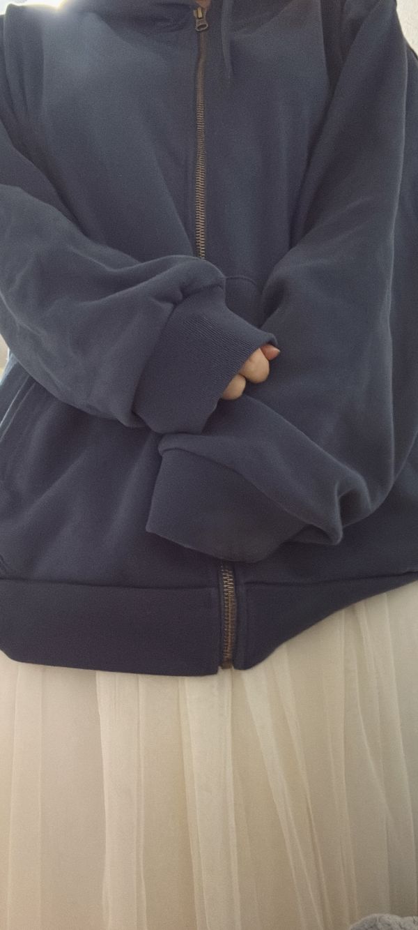 地味なパーカーを脱いだらえっちな下着 | 脱いだときのギャップ選手権