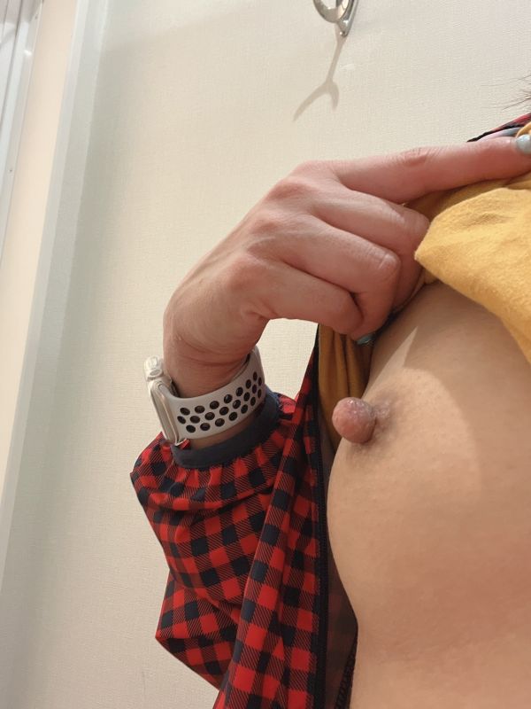 40代のおっぱいちいさいけど乳首とても舌で転がせやすいんだよ吸っても引っ張ってもいいよ | おっぱい見せて