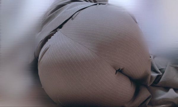 スーツのむちむちお尻。タグが見えちゃったのは失敗…😞 | おしりを貼るとみんなが幸せになる