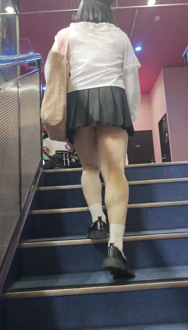 街中でパンチラしちゃった | パンチラ大好き