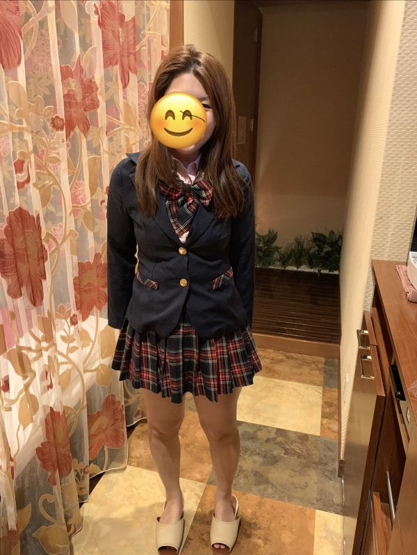 35歳おばさんだけど、ラブホの貸出制服着ちゃいました。制服脱がしたい人いますか？ | えちえちなコスプレ見て