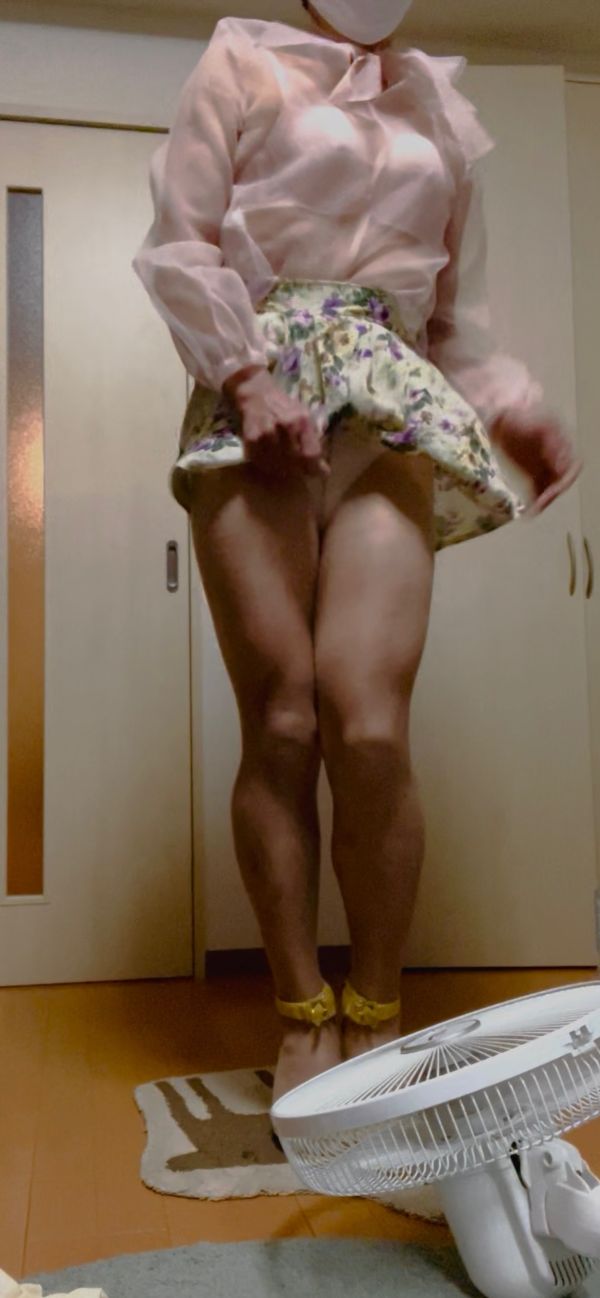 ♂です。女装をして鏡の前でパンチラさせながら、パンティの中に出します。さらに、その動画を見ながらシコリます。脚や手が、どうにも♂ですが、女装好きの方に需要があれば・・・。 | 今日のオナネタ